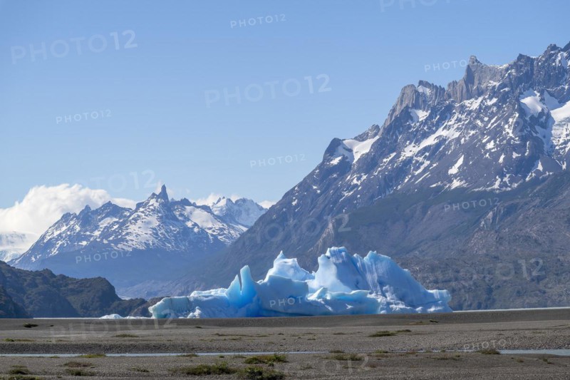 Iceberg, Lago Grey, Torres del Paine National Park, Parque Nacional Torres del Paine, Cordillera del Paine, Towers of the Blue Sky, Region de Magallanes y de la Antartica Chilena, Ultima Esperanza Province, UNESCO Biosphere Reserve, Patagonia, End of the World, Chile, South America