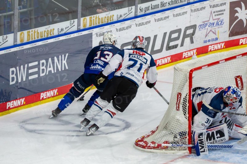 10.03.2024, DEL, German Ice Hockey League season 2023/24, 1st playoff round (pre-playoffs) : Adler Mannheim against Nuremberg Ice Tigers (2:1) . In a duel at the boards Stefan Loibl (13, Adler Mannheim) and Ludwig Bystroem (71, Nuremberg Ice Tigers)