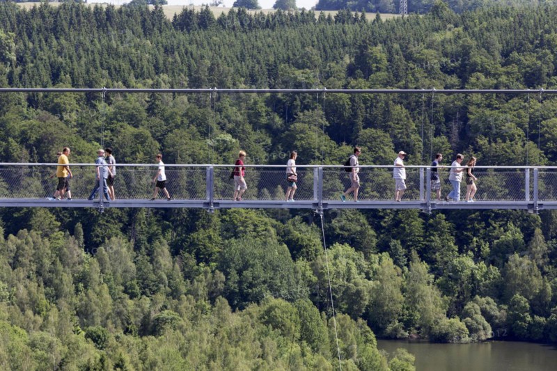 Visitors cross the rope suspension bridge at the Rappbode dam, 483 metres long, 100 metres above the valley floor, Oberharz, 11.06.2017