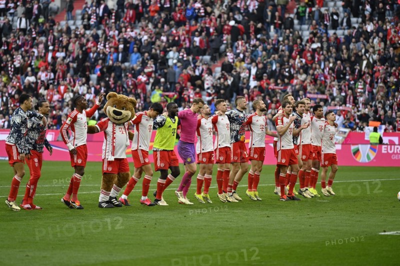 Final cheer, FC Bayern Munich FCB players thank the fans, mascot Berni FC Bayern Muenchen FCB (12), Allianz Arena, Munich, Bavaria, Germany, Europe