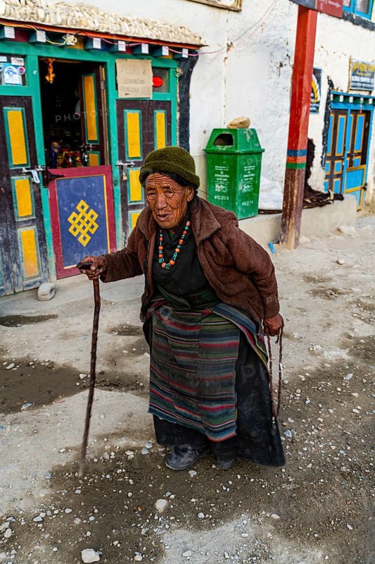 Old woman, Lo Manthang, Kingdom of Mustang, Nepal, Asia
