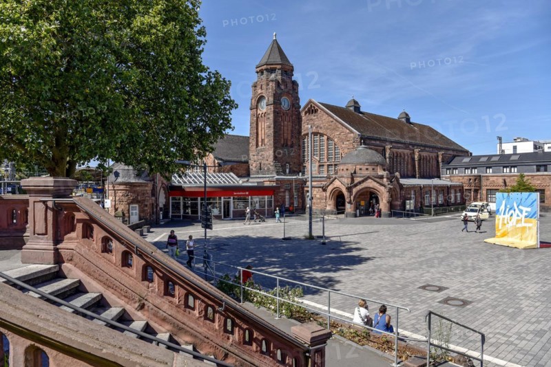 Historic Wilhelmine railway station, staircase, clock tower, reception building, neo-Romanesque and Art Nouveau, red sandstone, cultural monument, station square with section of the Berlin Wall, memorial for peace against war, Love and Hope by artist collective 3Steps, Giessen, Giessen, Hesse, Germany, Europe