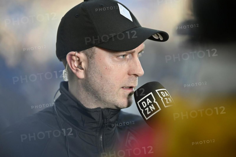 Coach Ole Werner SV Werder Bremen SVW, portrait, interview, microphone, mike, logo, DAZN, PreZero Arena, Sinsheim, Baden-Wuerttemberg, Germany, Europe