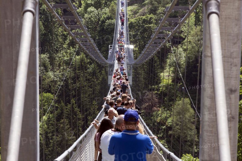 Visitors cross the rope suspension bridge at the Rappbode dam, 483 metres long, 100 metres above the valley floor, Oberharz, 11.06.2017