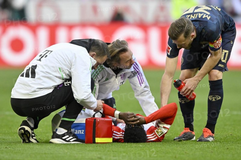 Alphonso Davies Bayern FC Munich FCB (19) injured, teeth smashed in, carer, Silvan Widmer 1. FSV Mainz 05 (30), Allianz Arena, Munich, Bavaria, Germany, Europe
