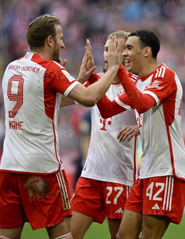 Goal celebration Jamal Musiala FC Bayern Muenchen FCB (42) Gesture, gesture, Harry Kane FC Bayern Muenchen FCB (09) Konrad Laimer FC Bayern Muenchen FCB (27), Allianz Arena, Munich, Bavaria, Germany, Europe