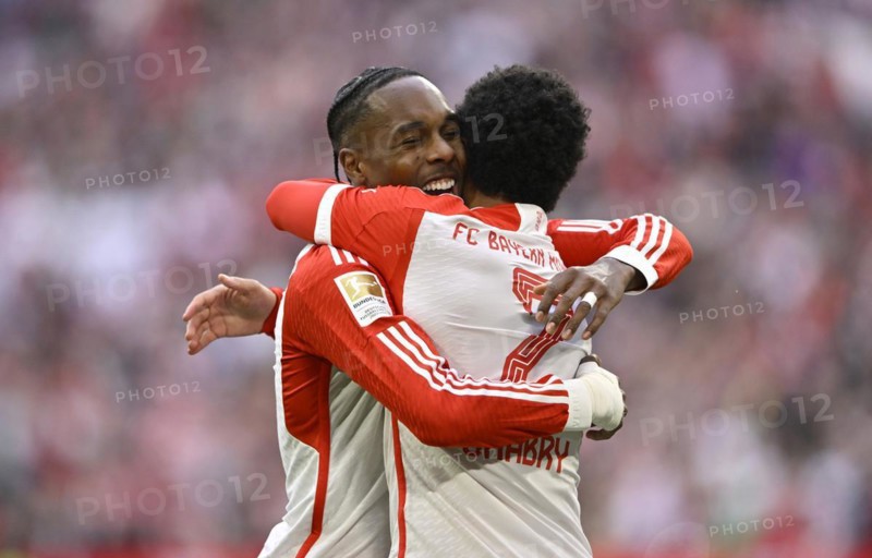 Goal celebration Serge Gnabry FC Bayern Muenchen FCB (07) Mathys Tel FC Bayern Muenchen FCB (39), Allianz Arena, Munich, Bavaria, Germany, Europe