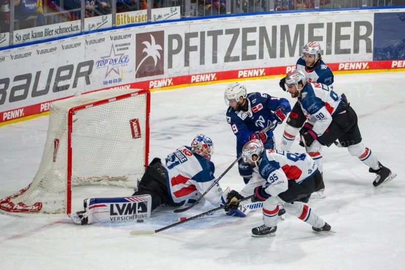 10.03.2024, DEL, German Ice Hockey League season 2023/24, 1st playoff round (pre-playoffs) : Adler Mannheim against Nuremberg Ice Tigers (2:1) . Linden Vey (19, Adler Mannheim) with a good scoring chance, goalkeeper Niklas Treutle (31, Nuremberg Ice Tigers) keeps his box clean in this situation