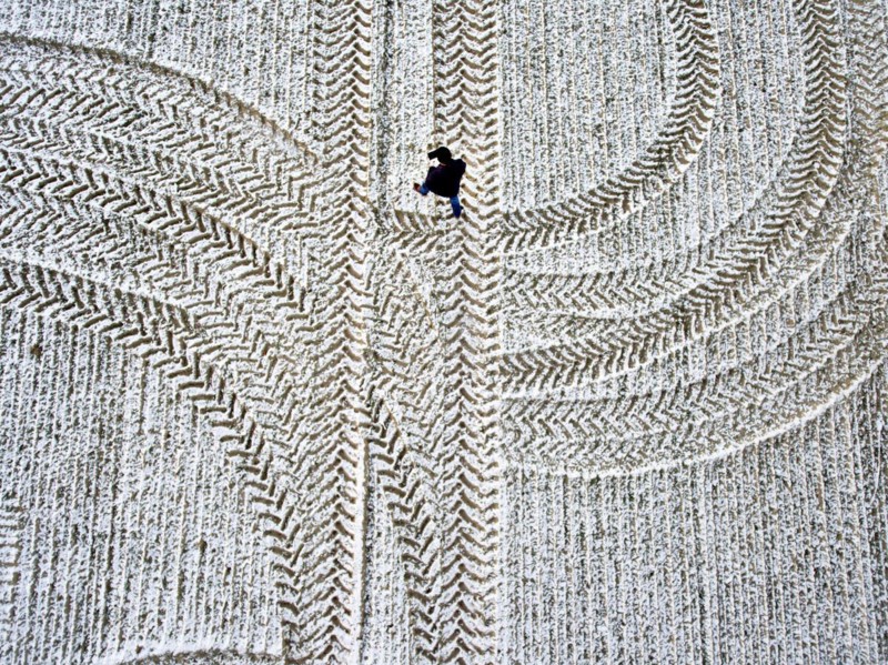 Tractor tyre tracks can be seen on a snow-covered field, 06.01.2017