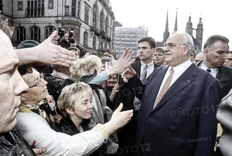 Chancellor Helmut Kohl greets CDU party supporters on the market square in Halle in front of his election campaign appearance on 21 April 1998 while bathing in the crowd