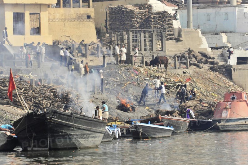 Close-up of the cremation rituals at the ghats of Varanasi with active bustle, Varanasi, Uttar Pradesh, India, Asia