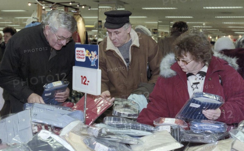 Customers at the winter sales at C&A in Leipzig on 27 January 1997