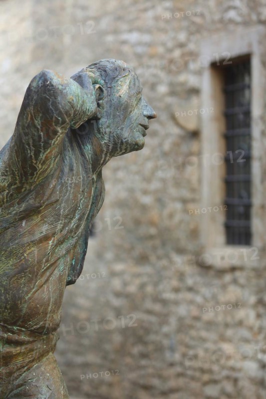 Sculpture Eavesdropper by Karl-Henning Seemann 2007, gesture, gesture, listen, listen, ear, arm, hand, listen, bronze, depth of field, blur, window, Marktbreit, Lower Franconia, Franconia, Bavaria, Germany, Europe