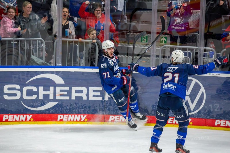 10.03.2024, DEL, German Ice Hockey League season 2023/24, 1st playoff round (pre-playoffs) : Adler Mannheim against Nuremberg Ice Tigers (2:1) . Daniel Fischbuch (71, Adler Mannheim) celebrates after his goal to make it 2-0. Kris Bennett (21, Adler Mannheim) is happy with