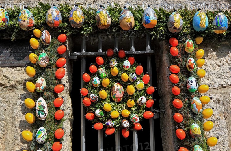 Easter fountain in Tiefenpoelz near Heiligenstadt, Bamberg district, Franconian Switzerland, Upper Franconia, Bavaria, Germany, Europe
