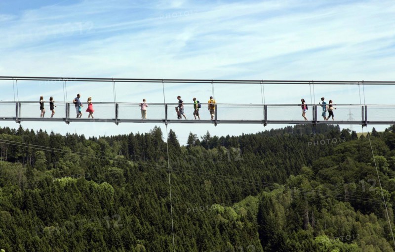 Visitors cross the rope suspension bridge at the Rappbode dam, 483 metres long, 100 metres above the valley floor, Oberharz, 11.06.2017