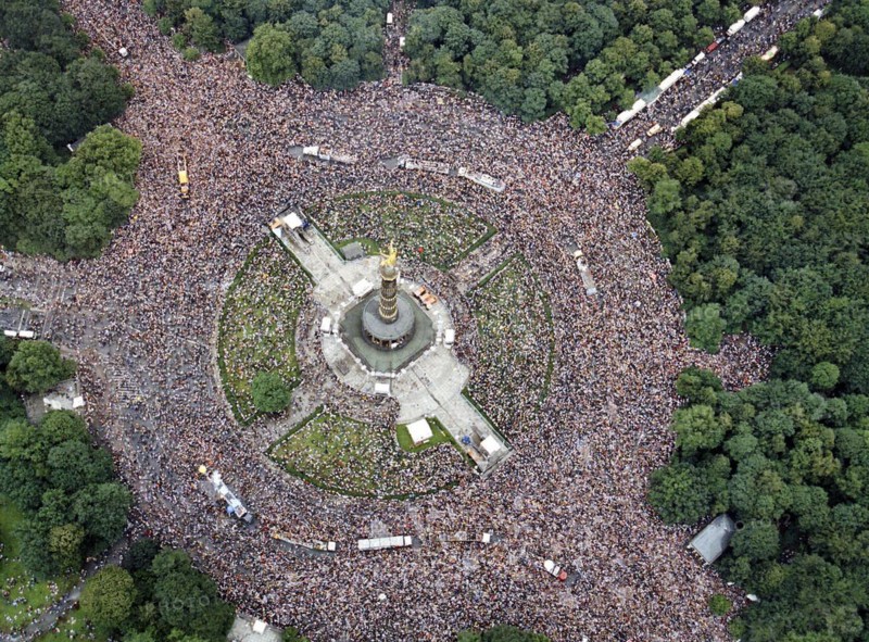 Aerial view of the Victory Column during the Love Parade. Under the motto One World one Future, techno music fans celebrate the 10th Love Parade with more than one million visitors in Berlin on 11 July 1998