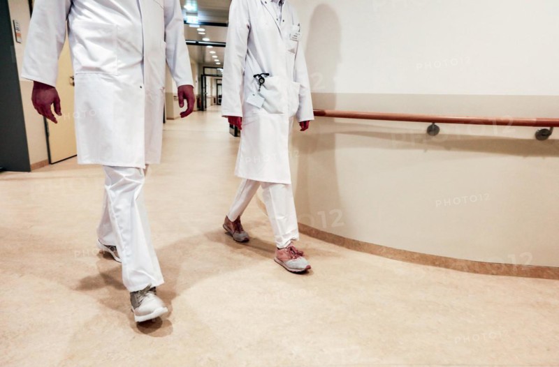 A doctor and a female doctor walk across a corridor in a clinic in Berlin, 25/01/2019