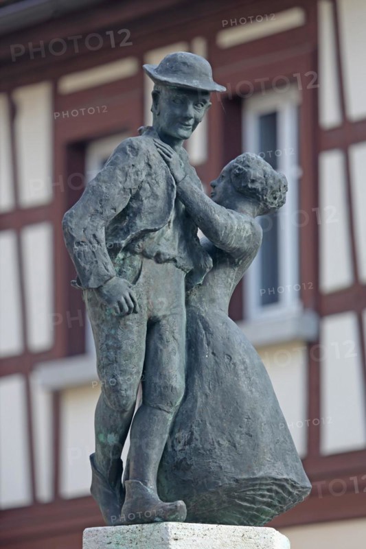 Sculpture dancing couple, bronze, two, couple, dancing, gesture, embrace, Kornmarkt, Bad Windsheim, Middle Franconia, Franconia, Bavaria, Germany, Europe