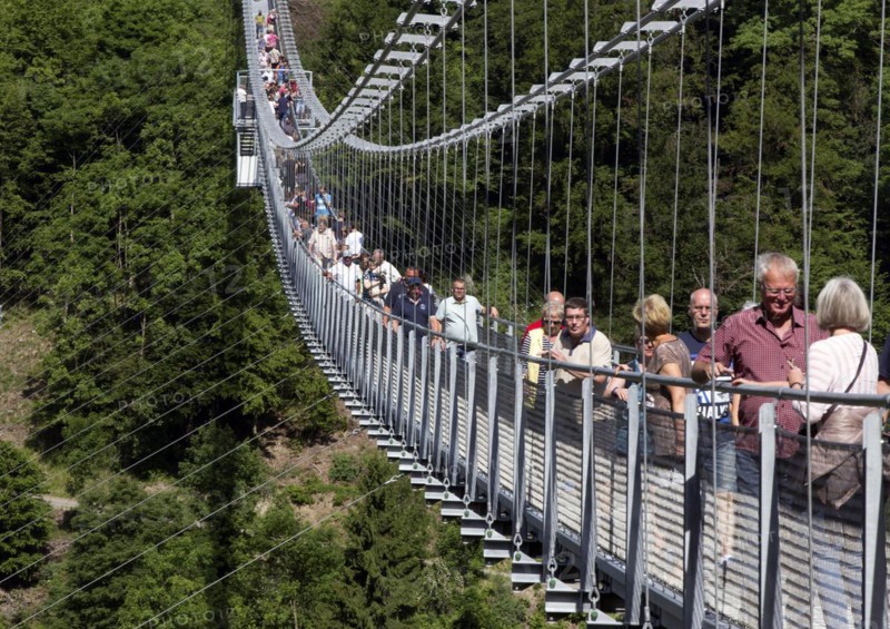 Visitors cross the rope suspension bridge at the Rappbode dam, 483 metres long, 100 metres above the valley floor, Oberharz, 11.06.2017