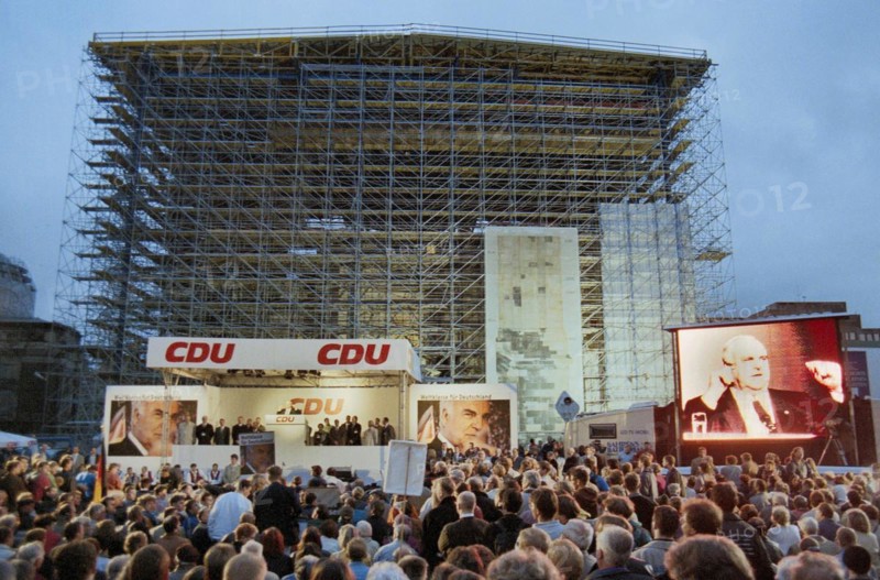 Federal Chancellor Helmut Kohl speaks during a CDU election campaign event on 18 September 1998 in front of the Church of Our Lady building site in Dresden