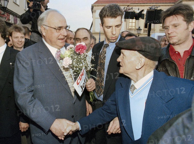 Chancellor Helmut Kohl greets CDU party supporters on the market square in Magdeburg in front of his election campaign appearance on 22 April 1998 while bathing in the crowd