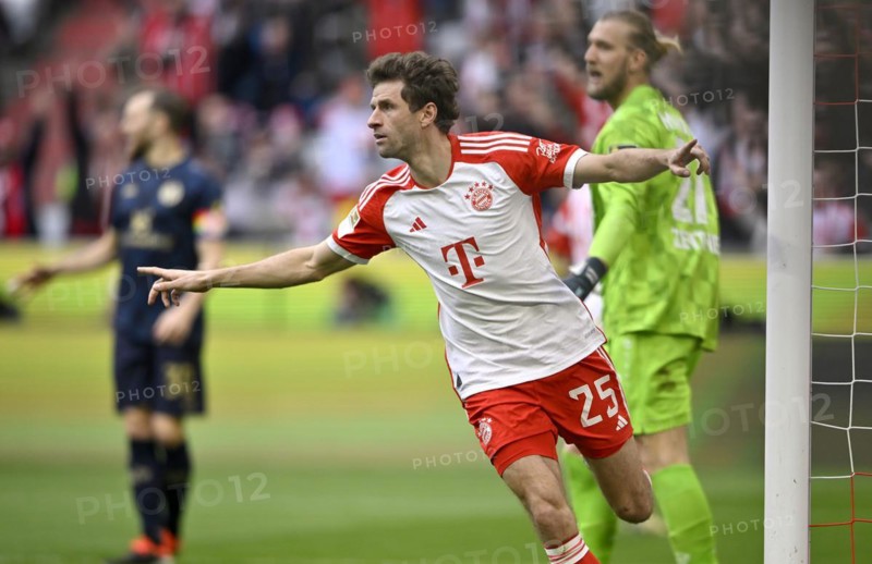 Goal celebration Thomas Mueller FC Bayern Munich FCB (25) Disappointment at goalkeeper Robin Zentner 1. FSV Mainz 05 (27), Allianz Arena, Munich, Bavaria, Germany, Europe
