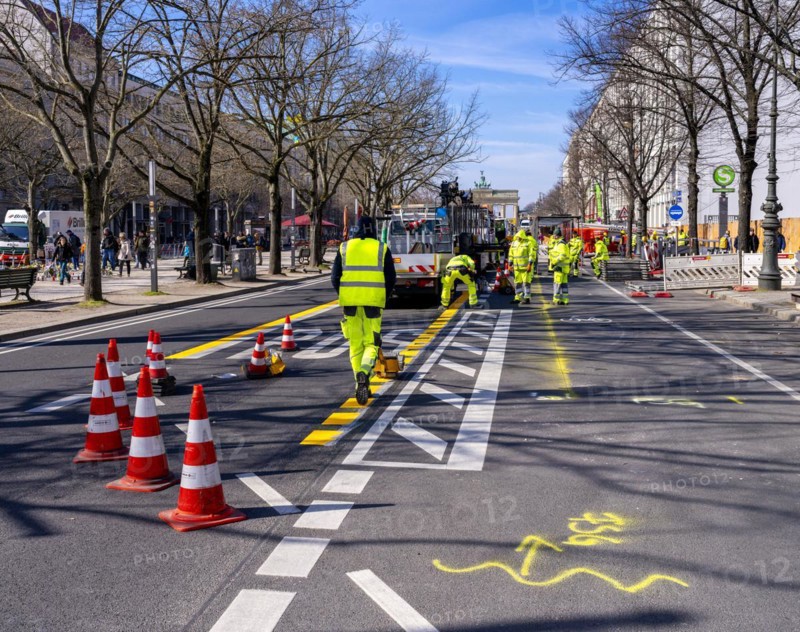 Modification of road markings, Unter den Linden, Berlin, Germany, Europe