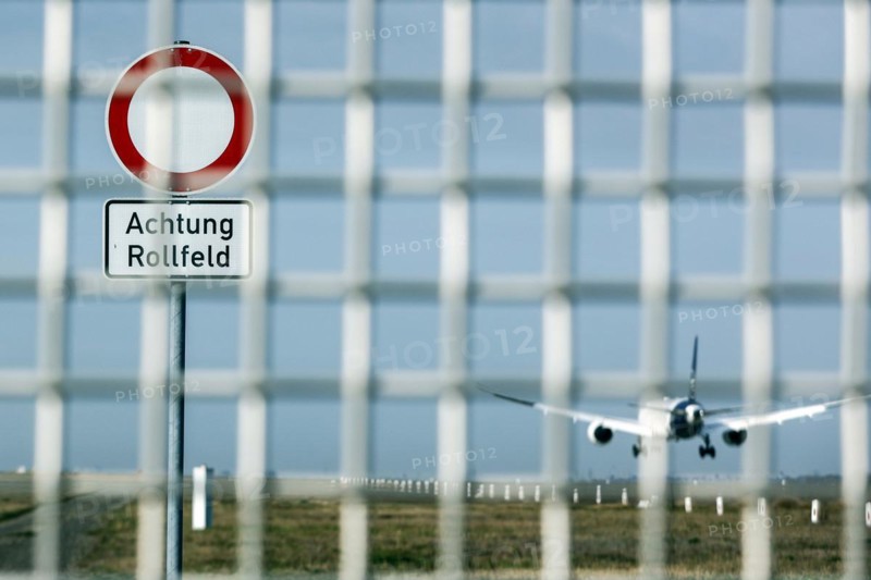A Lufthansa aircraft lands at Frankfurt Airport, warning sign with the inscription Achtung Rollfeld, 15/03/2024