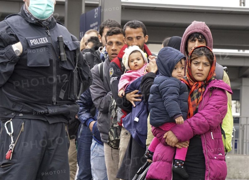 Refugees arriving at Rosenheim station, being taken to registration by federal police officers, 05/02/2016