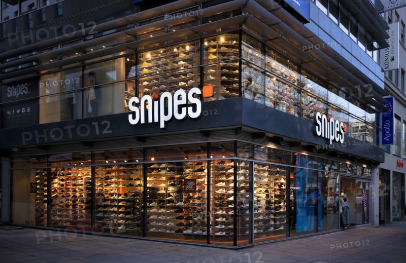 Snipes, retail, department stores' chain, shoes, logo, twilight, mixed light, Koenigsstrasse, Stuttgart, Baden-Wuerttemberg, Germany, Europe