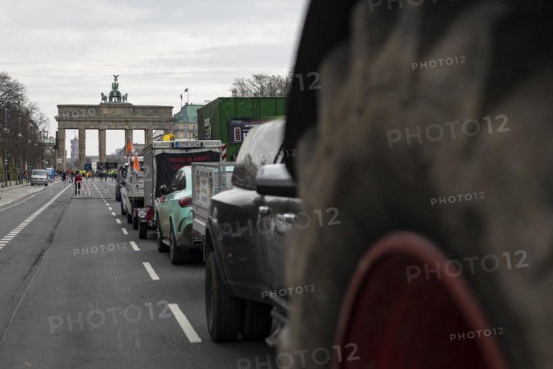 Vehicles block the Strasse des 17. Juni, in the background the Brandenburg Gate, taken as part of the 'AeoeFarmers' protests'Aeo in Berlin, 22/03/2024