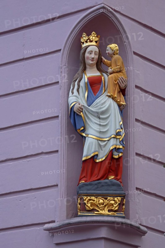 Madonna figure with baby Jesus and golden crown on the corner of the Hauptwache building, Hauptmarkt, Trier, Rhineland-Palatinate, Germany, Europe