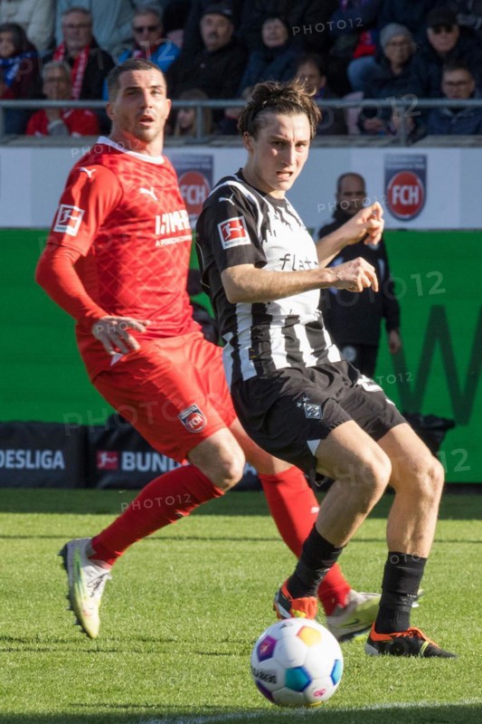 Football match, Norman THEUERKAUF 1.FC Heidenheim (left) and Rocco REITZ Borussia Moenchengladbach concentrate on the ball, Voith-Arena football stadium, Heidenheim