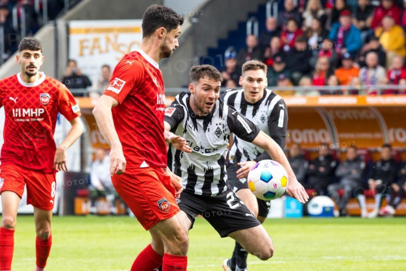 Football match, Tim KLEINDIENST 1.FC Heidenheim in the centre fighting for the ball with Joe SCALLY Borussia Moenchengladbach and Maximilian WOeBER Borussia Moenchengladbach right in the background left Eren DINKCI 1.FC Heidenheim, football stadium Voith-Arena, Heidenheim