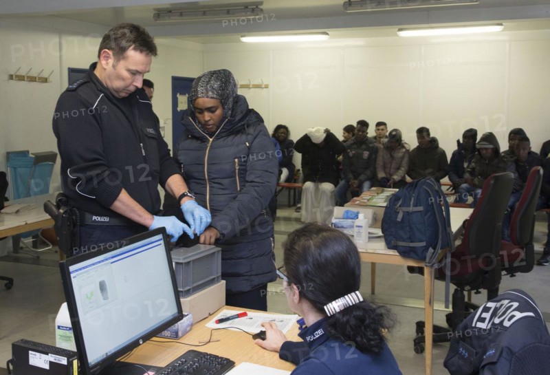 Refugees are registered and recorded by the Federal Police in Rosenheim. A Federal Police officer takes a fingerprint scan, 05/02/2016