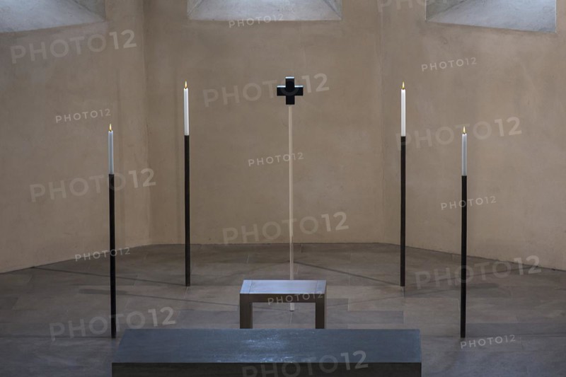 4 candles and a glass cross at the former altar site, St Clare's Church, Koenigstrasse 66, Nuremberg, Middle Franconia, Bavaria, Germany, Europe