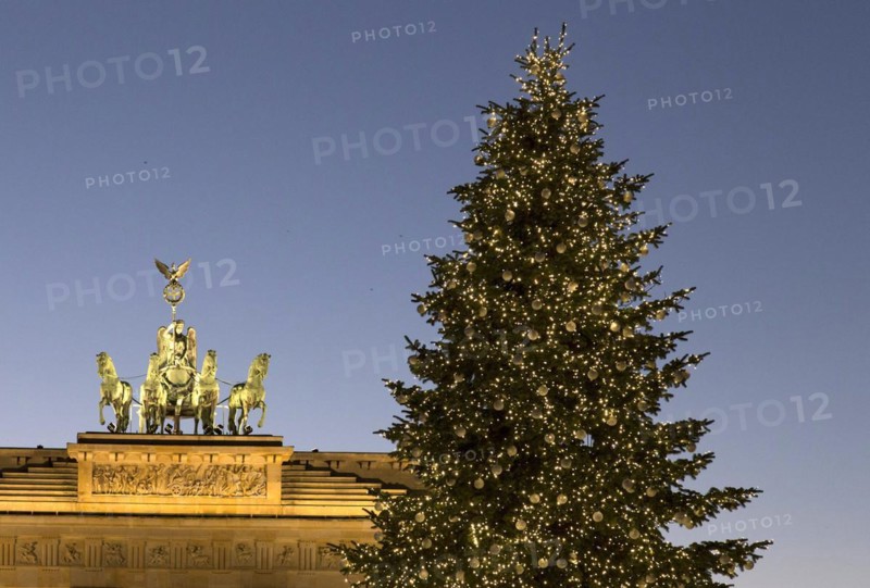 Festively decorated Christmas tree at the Brandenburg Gate, Berlin, 02.12.2016