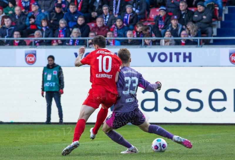 Football match, Tim KLEINDIENST 1.FC Heidenheim in a duel for the ball with Moritz NICOLAS Borussia Moenchengladbach right from behind, football stadium Voith-Arena, Heidenheim