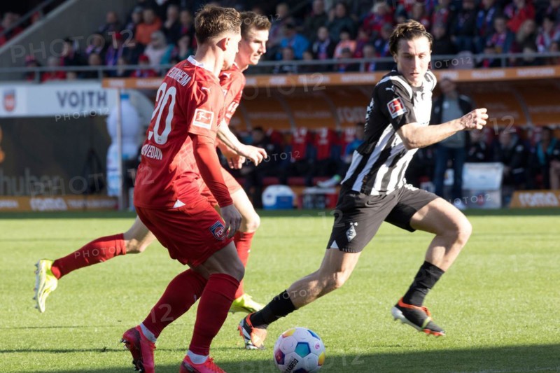 Football match, Nikola DOVEDAN 1.FC Heidenheim and Jan SCHOePPNER 1.FC Heidenheim fighting for the ball with Florian NEUHAUS Borussia Moenchengladbach right, football stadium Voith-Arena, Heidenheim