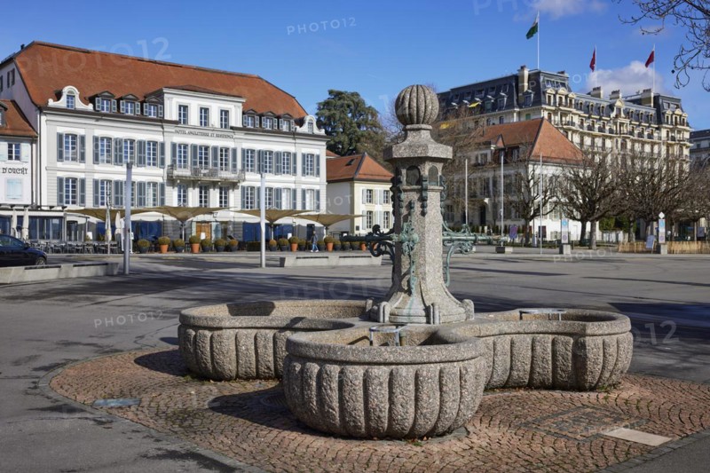 Fountain Place du Vieux-Port and in the background the Hotel Angleterre et Residence and Beau-Rivage Palace in the district of Ouchy, Lausanne, district of Lausanne, Vaud, Switzerland, Europe
