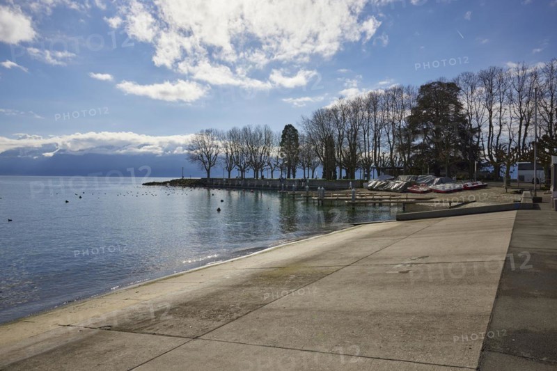 Shallow access to Lake Geneva and small jetties for pedal boats and rowing boats in the Ouchy neighbourhood, Lausanne, Lausanne district, Vaud, Switzerland, Europe