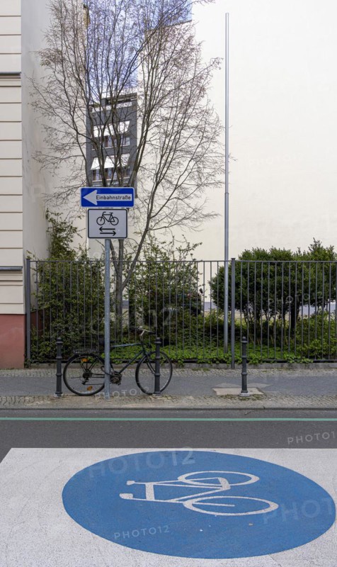 Symbolic photo on the subject of bicycle lanes in Berlin, Niederwallstrasse and Hausvogteiplatz, Berlin-Mitte, Germany, Europe