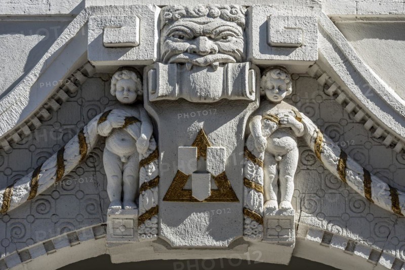 Decorative figures above gateway in Art Nouveau style, naked boys with garland, grim male face, Seltersweg, old town centre, Giessen, Giessen, Hesse, Germany, Europe