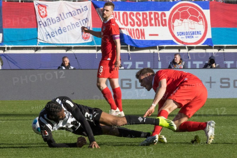 Football match, Tim SIERSLEBEN 1.FC Heidenheim right fouls Jordan SIEBATCHEU Borussia Moenchengladbach in the background captain Patrick MAINKA 1.FC Heidenheim, football stadium Voith-Arena, Heidenheim