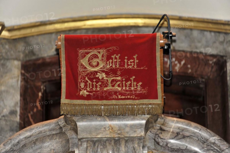Michaeliskirche, Michel, baroque church St. Michaelis, first start of construction 1647- 1750, A red velvet cushion with golden embroidery on a church pew, Hamburg, Hanseatic City of Hamburg, Germany, Europe