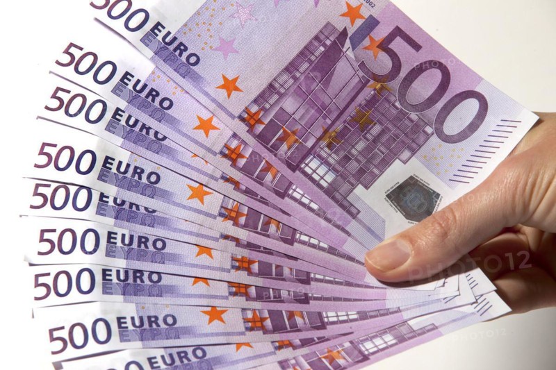 Bundle of money with EUR500 notes, 08/01/2015