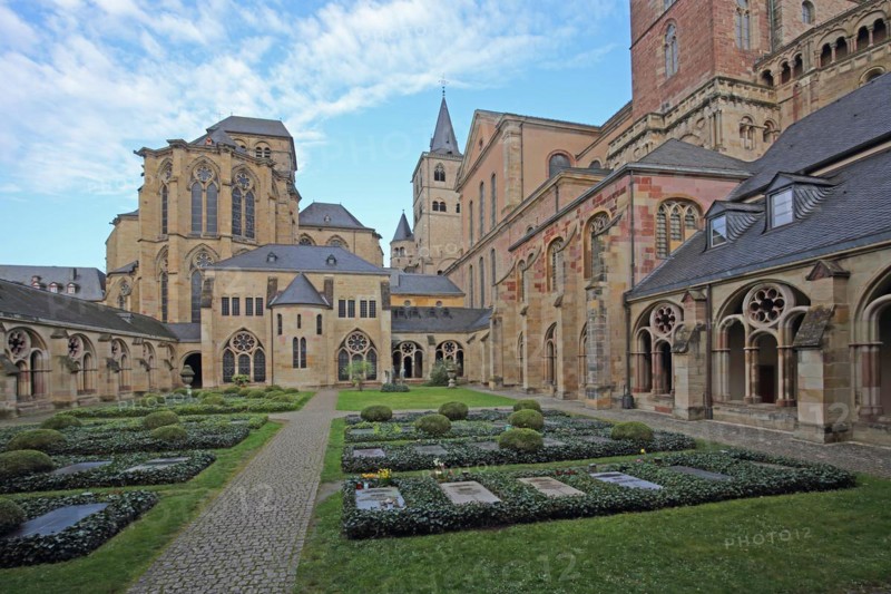 Inner courtyard with tombs and cloister, Church of Our Lady and UNESCO St Peter's Cathedral, Trier, Rhineland-Palatinate, Germany, Europe