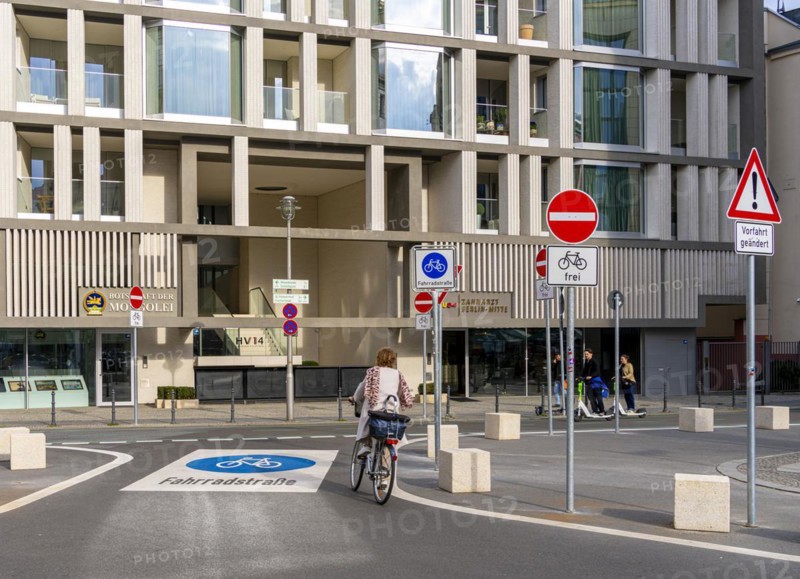 Symbolic photo on the subject of bicycle lanes in Berlin, Niederwallstrasse and Hausvogteiplatz, Berlin-Mitte, Germany, Europe