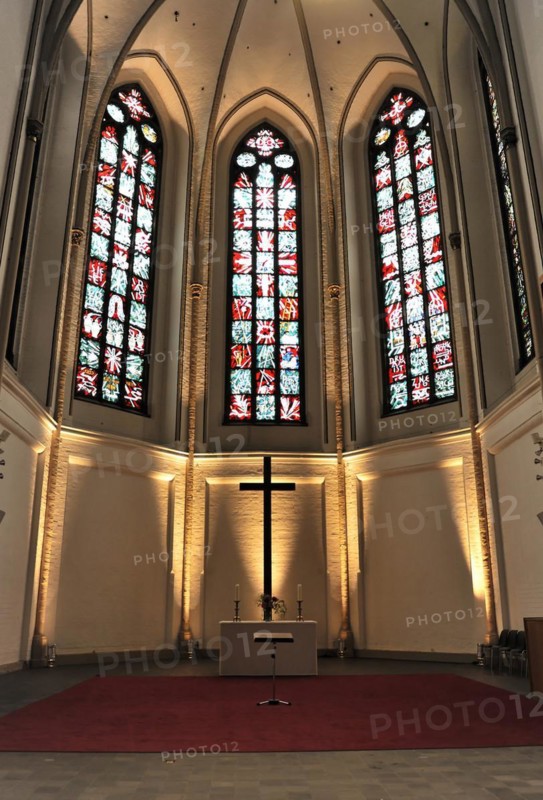 Sankt-Petri-Kirche, parish church, construction started in 1310, Moenckebergstrasse, church altar with illuminated stained glass windows and cross in the background, Hamburg, Hanseatic City of Hamburg, Germany, Europe
